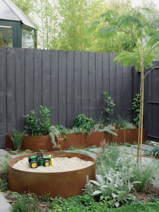 🧡 Ďalšie skvelé využtie cortenových kvetináčov. Čo tak pieskovisko pre najmenších? K pieskovisku môžete pridať malú...