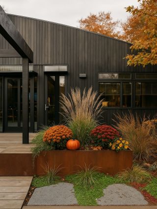 🧡 Jesenná nálada s cortenovými kvetináčmi. V tomto období ich krásna hrdzavá patina vynikne azda najviac. 🤩 #corten...